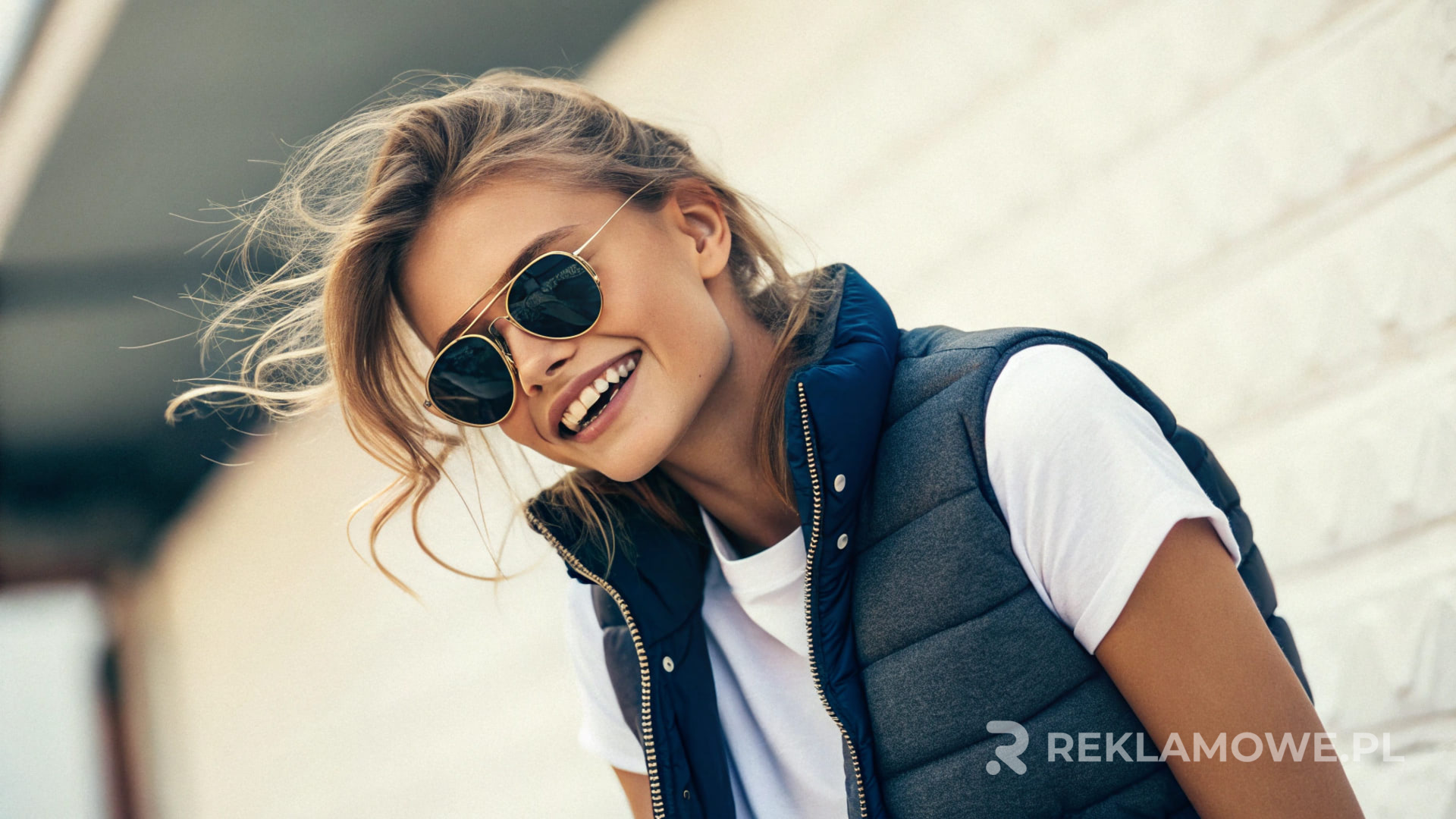 Bezrękawnik reklamowy na tle biurowym