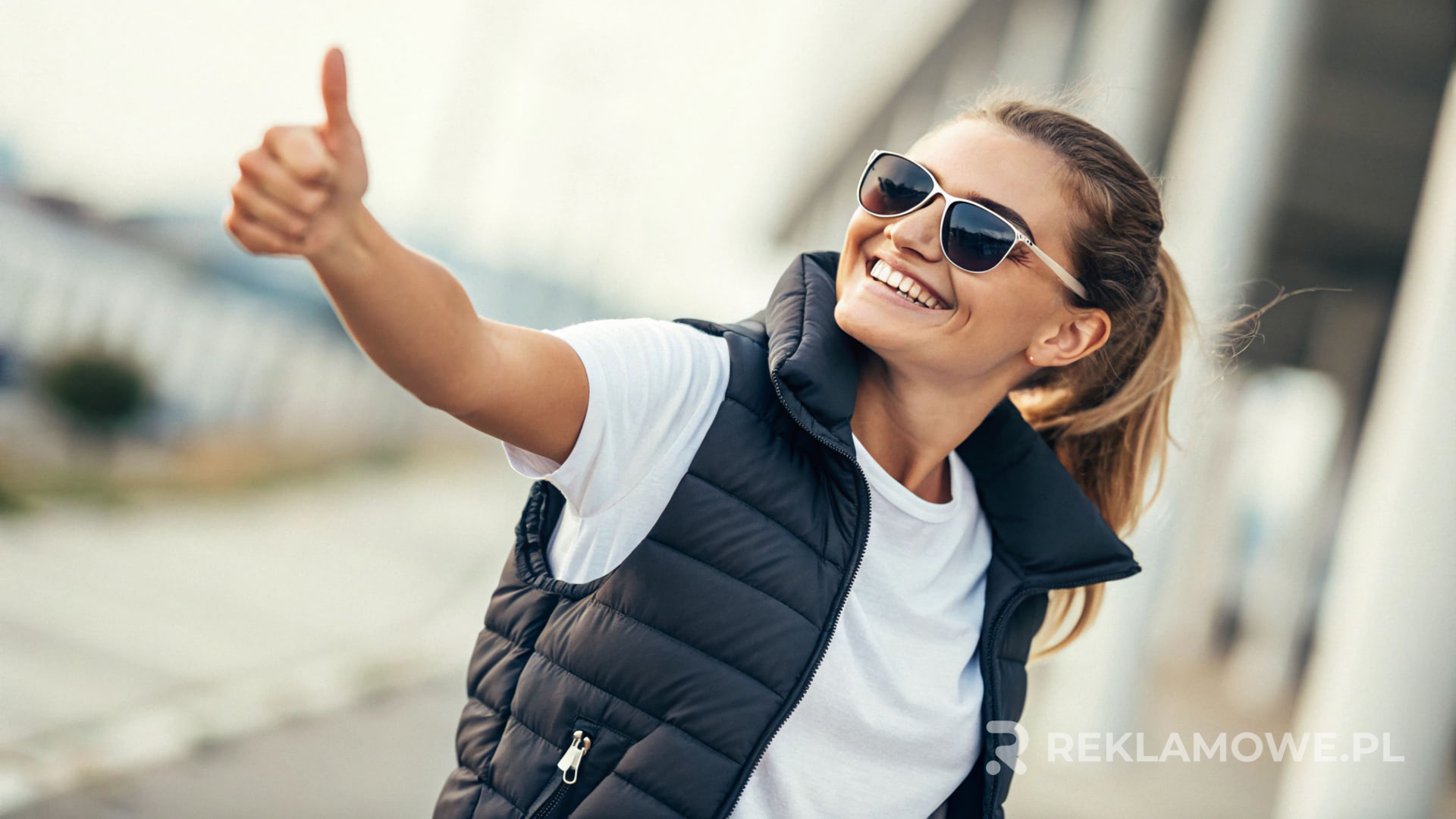 Bezrękawnik reklamowy na modelu