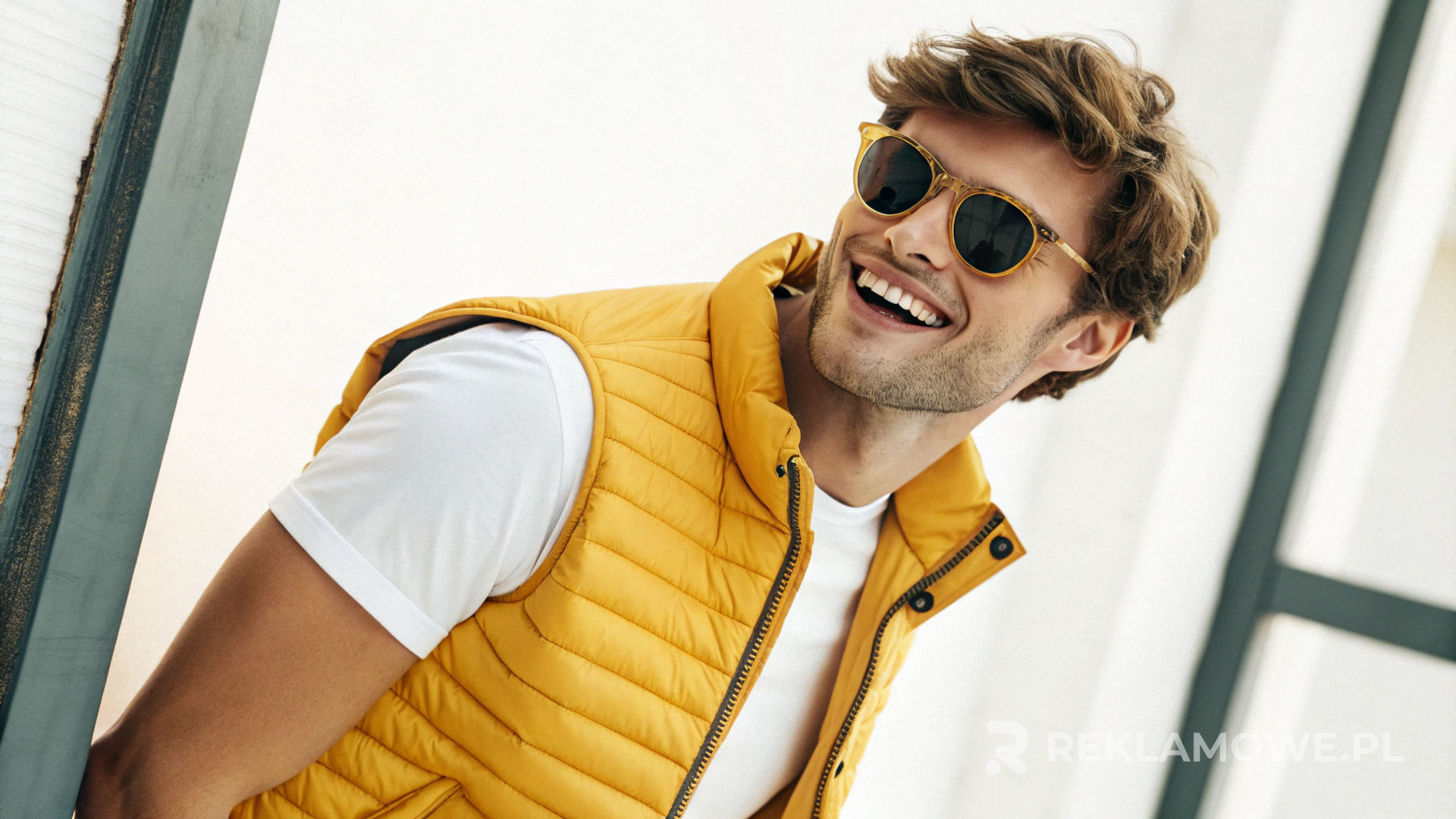 Bezrękawnik reklamowy na manekinie