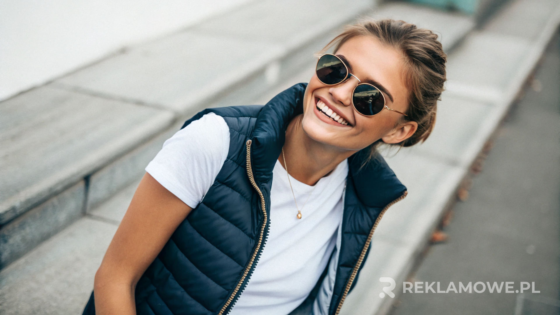 Tradycyjne formy reklamy i bezrękawniki reklamowe